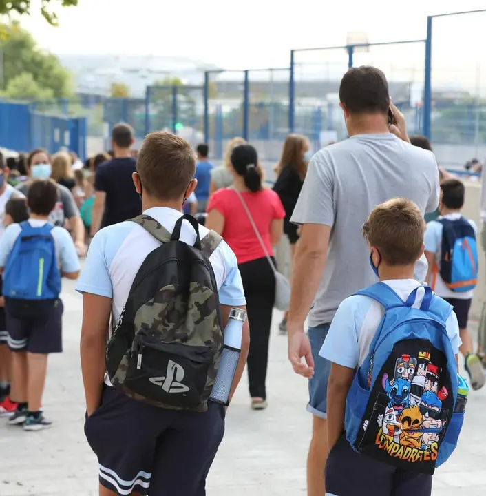 Un grupo de ni&ntilde;os entrando a un colegio en Madrid