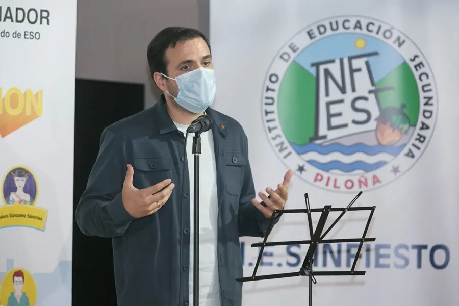 El ministro de Consumo, Alberto Garz&oacute;n, en la entrega de los premios Consum&oacute;polis 2021, en el IES Infiesto, a 16 de septiembre de 2021, en Pilo&ntilde;a, Asturias (Espa&ntilde;a). Consum&oacute;polis es un concurso online para estudiantes de todas las comunidades aut&oacute;nomas qu