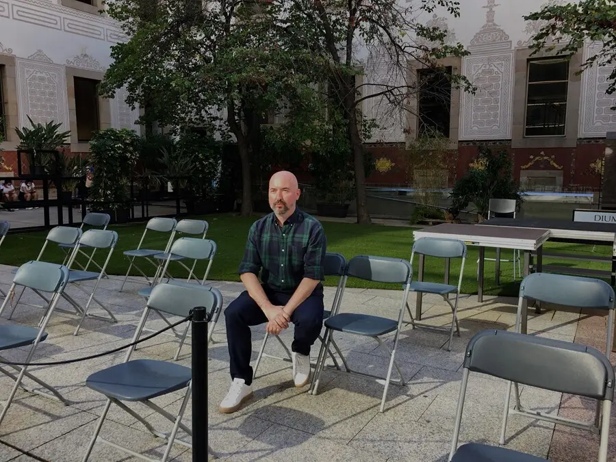 El escritor escoc&eacute;s Douglas Stuart en el patio del CCCB de Barcelona
