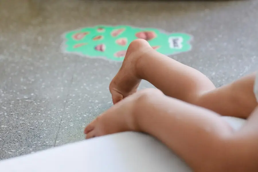 Archivo - Los pies de un ni&ntilde;o en una escuela infantil.