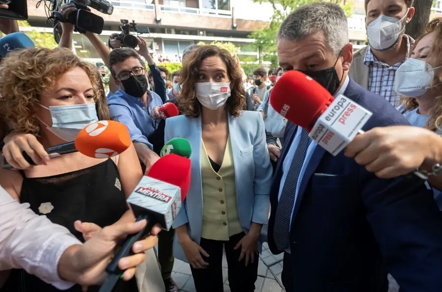 La presidenta de la Comunidad de Madrid, Isabel D&iacute;az Ayuso, ofrece declaraciones a los medios, a su llegada a la sesi&oacute;n de apertura del T&iacute;tulo de Experto en Liderazgo y Compromiso C&iacute;vico, en la Universidad CEU San Pablo.