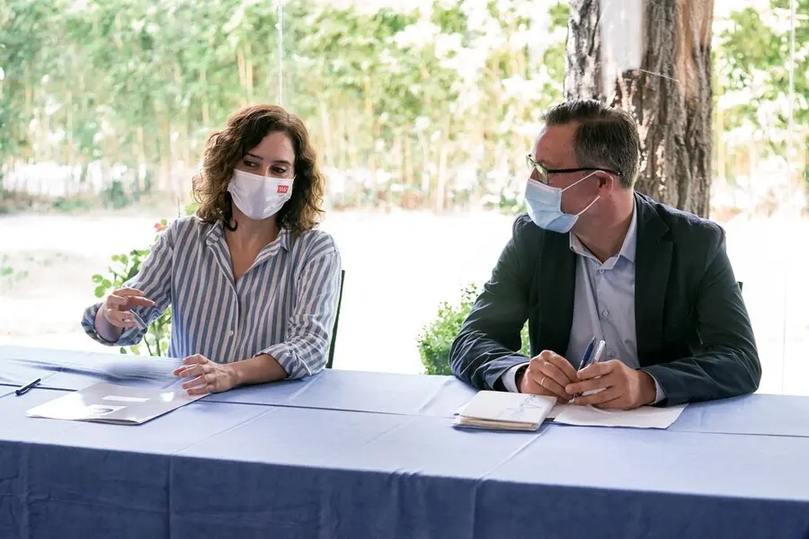 La presidenta del Grupo Parlamentario Popular, Isabel D&iacute;az Ayuso y el portavoz del PP en la Asamblea, Alfonso Serrano, en la reuni&oacute;n del PP, en el Complejo La Cig&uuml;e&ntilde;a de Arganda del Rey, a 2 de septiembre de 2021, en Madrid (Espa&ntilde;a). 