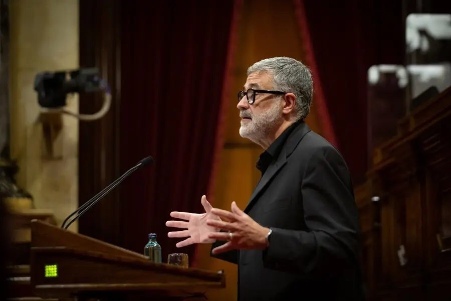 Imagen de archivo - El diputado de la CUP en el Parlament, Carles Riera, en el pleno de la C&aacute;mara catalana del 2 de junio de 2021.