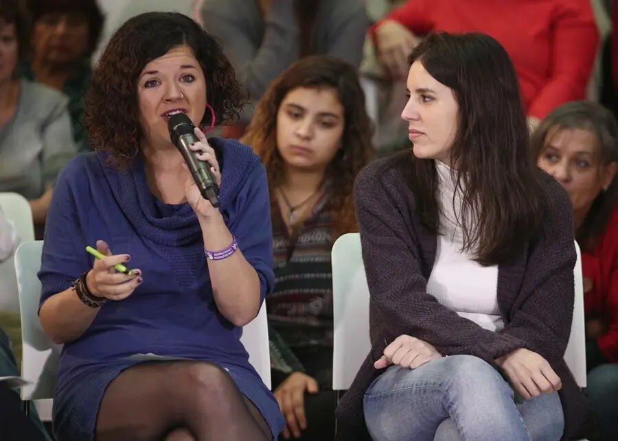 Archivo - (I-D) La candidata de Unidas Podemos al Congreso por Asturias, Sof&iacute;a Casta&ntilde;&oacute;n y la portavoz de Unidas Podemos en el Congreso, Irene Montero, durante el acto del partido 'Un Gobierno feminista', en Madrid (Espa&ntilde;a), a 4 de noviembre de 2019.