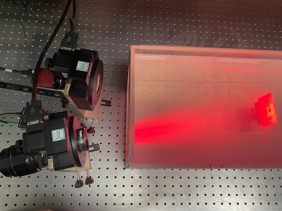 Los investigadores utilizaron una configuraci&oacute;n de im&aacute;genes de polarizaci&oacute;n tradicional para obtener im&aacute;genes de varios objetos sumergidos en el agua turbia.