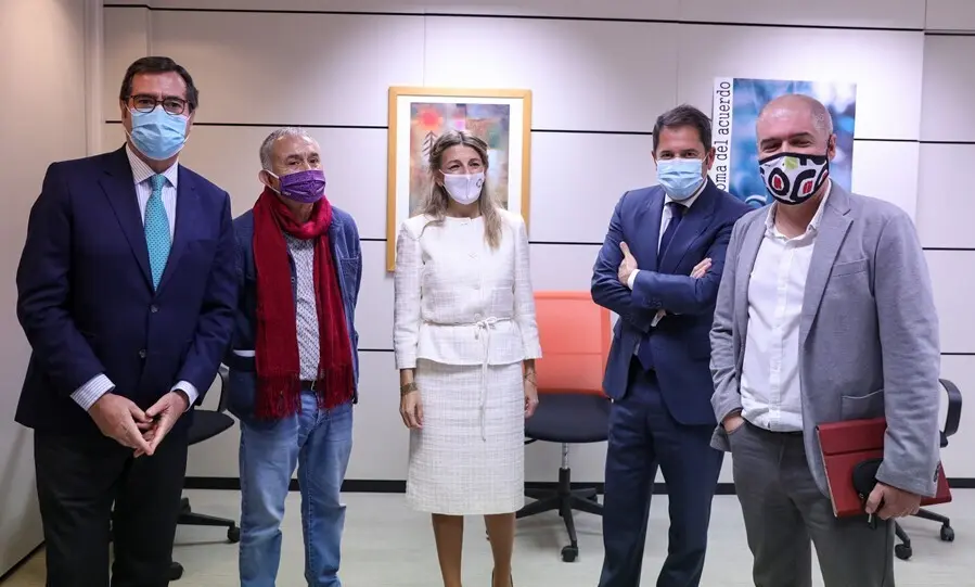 Archivo - (I-D) El presidente de CEOE, Antonio Garamendi; el l&iacute;der de UGT, Pepe &Aacute;lvarez; la ministra de Trabajo, Yolanda D&iacute;az; el presidente de Cepyme, Gerardo Cuevas; y el l&iacute;der de CCOO, Unai Sordo, posan durante el acto de firma del VI Acuerdo de Soluci