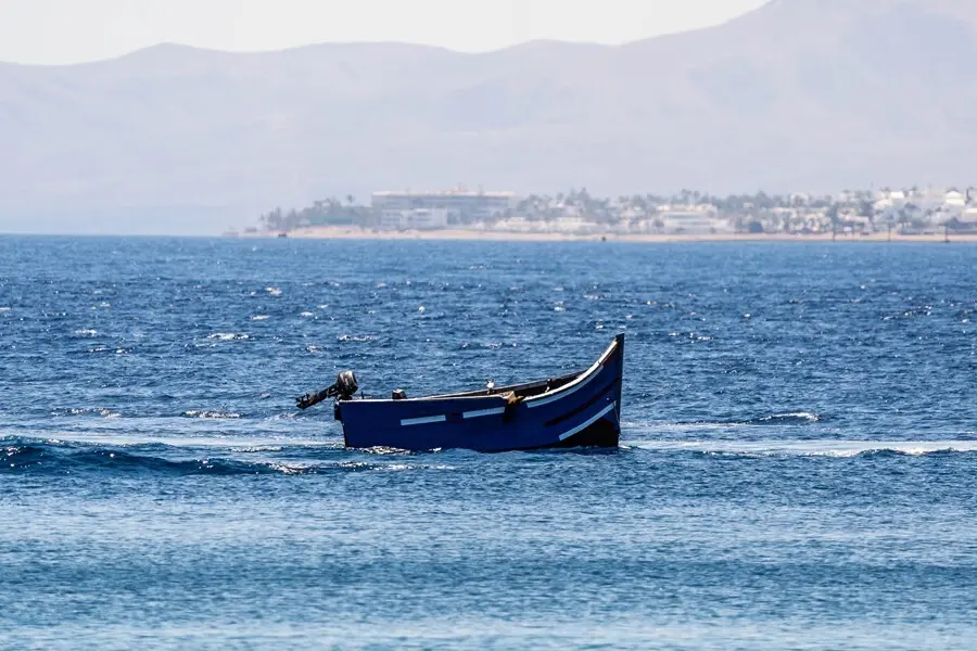 La patera donde viajaban los 34 migrantes, a su llegada al Muelle de La Cebolla, a 1 de septiembre de 2021, en Lanzarote, Islas Canarias (Espa&ntilde;a). La patera con los migrantes fue avistada al norte de Arrecife y una embarcaci&oacute;n de Salvamento Mar&iacute;timo acudi