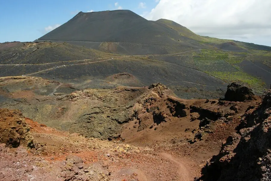 Archivo - Vista general de Cumbre Vieja, una zona al sur de la isla que podr&iacute;a verse afectada por una posible erupci&oacute;n volc&aacute;nica