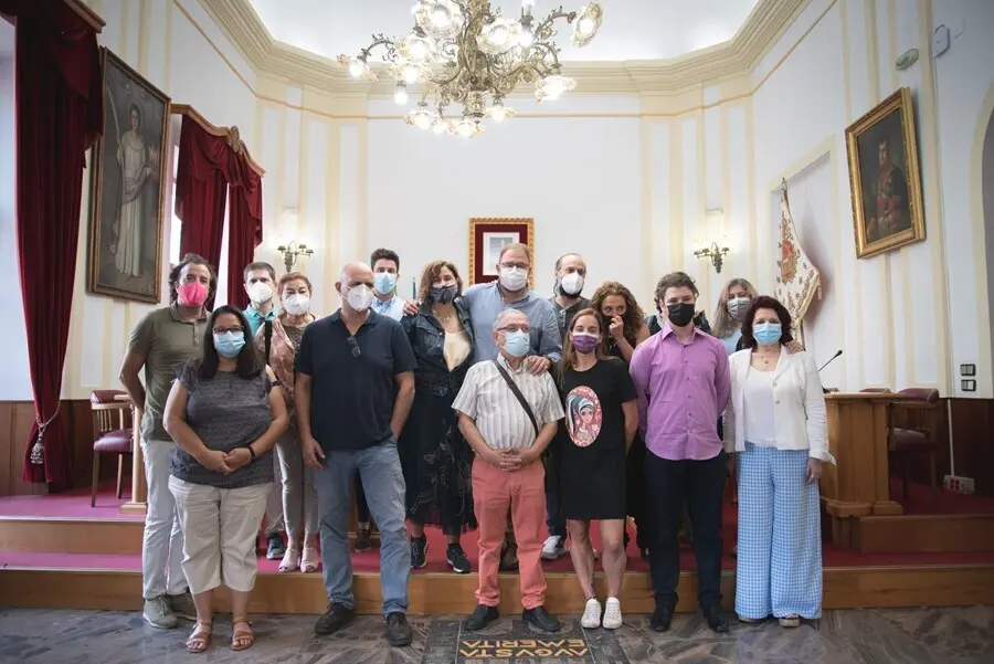 El alcalde de M&eacute;rida recibe a los artistas locales que participan en La Noche del Patrimonio
