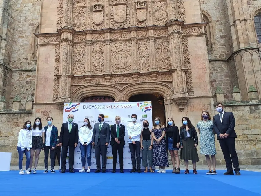 El presidente de Iberdrola, S&aacute;nchez Gal&aacute;n, cuarto por la izquierda, en la apertura del European Union Contest for Young Scientists (EUCYS) en Salamanca.