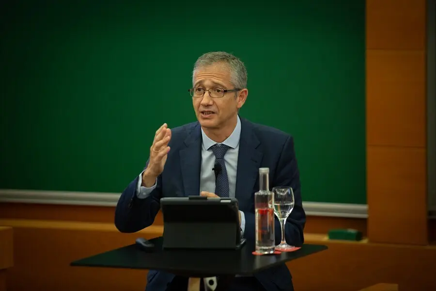 El gobernador del Banco de Espa&ntilde;a, Pablo Hern&aacute;ndez de Cos, ofrece una conferencia online sobre pol&iacute;tica monetaria en el campus de Barcelona de IESE Business School, a 17 de septiembre de 2021, en Barcelona, Catalunya, (Espa&ntilde;a)