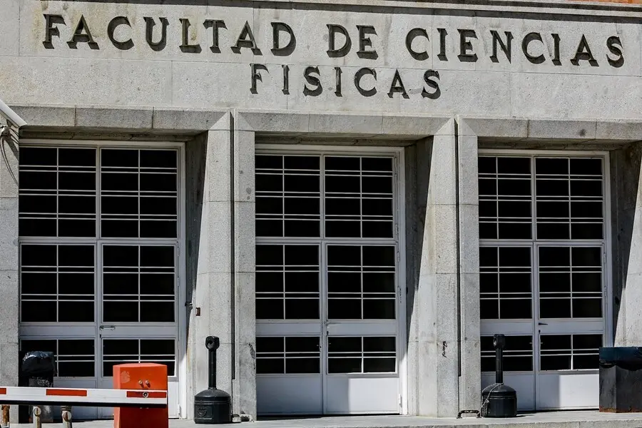 Archivo - Entrada a la Facultad de Ciencias F&iacute;sicas de la Universidad Complutense de Madrid -UCM-.
