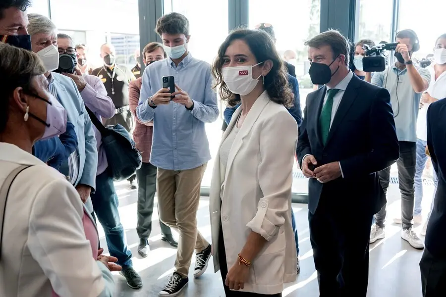 La presidenta de la Comunidad de Madrid, Isabel D&iacute;az Ayuso, en la inauguraci&oacute;n de la Jornada Nuevo-Nuevo Periodismo, a 17 de septiembre de 2021, en Tres Cantos, Madrid, (Espa&ntilde;a). Organizada por el Foro Periodismo 2030, el encuentro tiene como objetivo ana