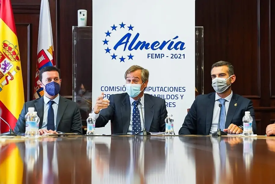 El vicesecretario de Territorial del PP, Antonio Gonz&aacute;lez Terol (c.), este viernes en Almer&iacute;a