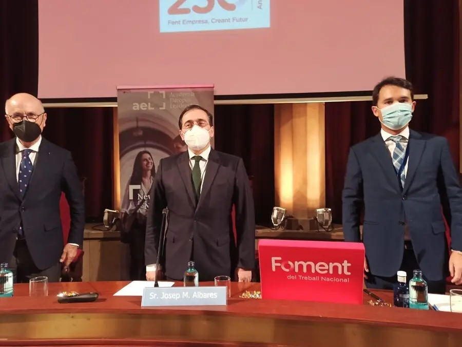 El presidente de la Academia Europea Leadership (AEL), Josep Antoni Duran i Lleida; el ministro de Asuntos Exteriores, Jos&eacute; Manuel Albares, y el director de la AEL, Francesc Pardo.