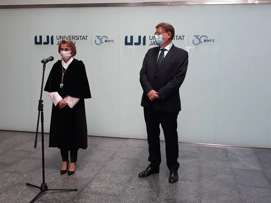 Ximo Puig junto a la rectora de la UJI, Eva Alc&oacute;n