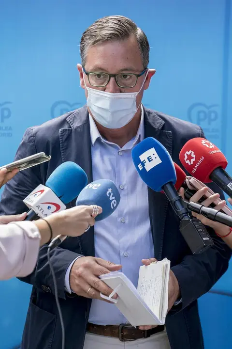 El portavoz del PP en la Asamblea, Alfonso Serrano, ofrece declaraciones a los medios, despu&eacute;s de la reuni&oacute;n del Grupo Parlamentario Popular, en el Complejo La Cig&uuml;e&ntilde;a de Arganda del Rey, a 2 de septiembre de 2021, en Madrid (Espa&ntilde;a).