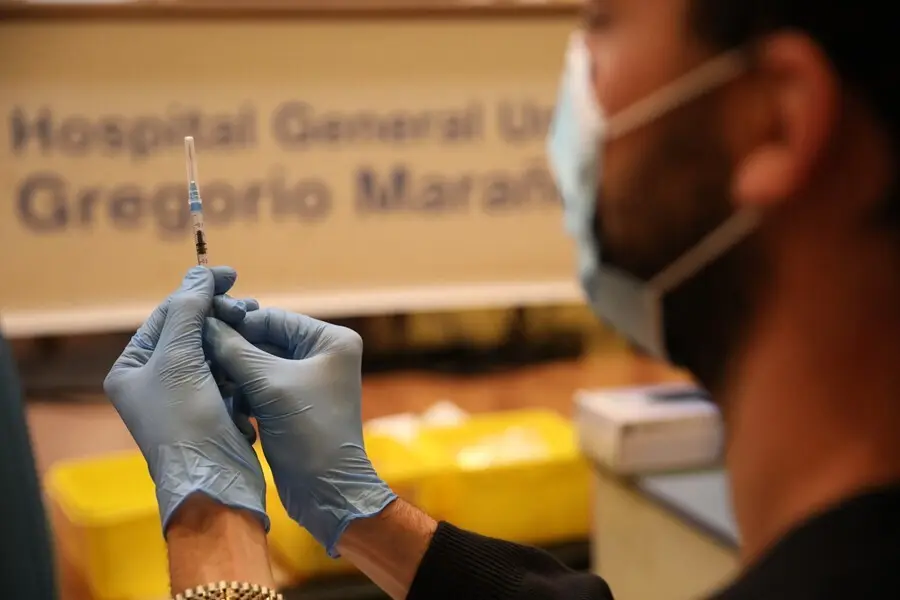 Un sanitario prepara una vacuna contra el coronavirus, en el dispositivo puesto en marcha en las instalaciones del Hospital General Universitario Gregorio Mara&ntilde;&oacute;n, a 20 de agosto de 2021, en Madrid (Espa&ntilde;a). Casi 5 millones de personas en la Comunidad de 