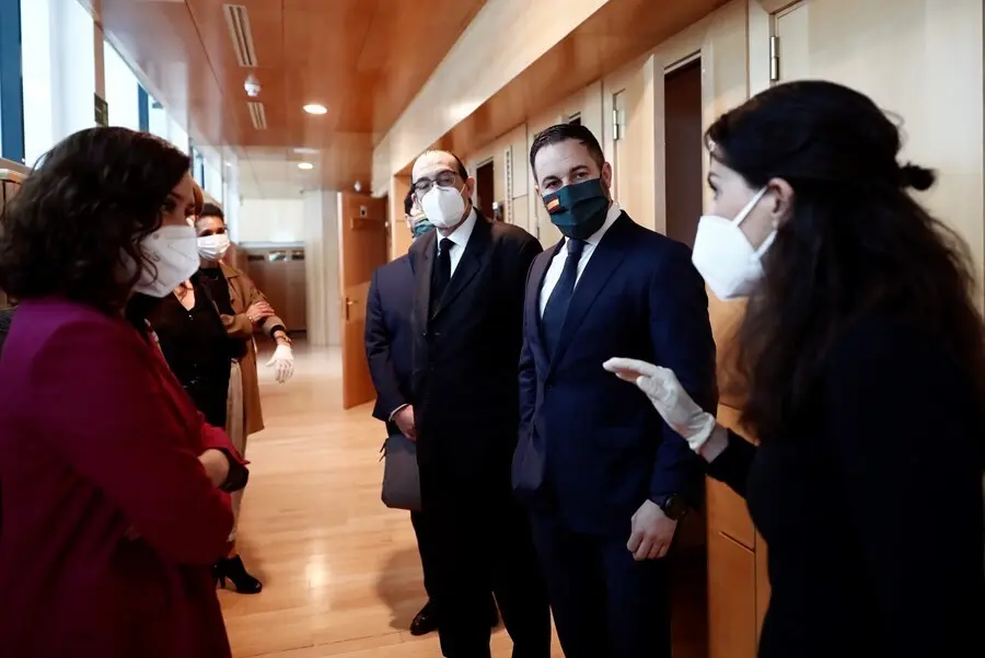 Archivo - La presidenta de la Comunidad de Madrid, Isabel D&iacute;az Ayuso, el presidente de Vox, Santiago Abascal, y la portavoz de Vox en la Asamblea de Madrid, Roc&iacute;o Monasterio