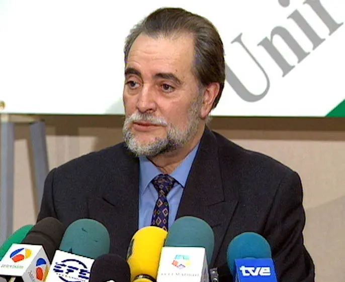 Archivo - El que fuera dirigente de Izquierda Unida, Julio Anguita en el a&ntilde;o 1998