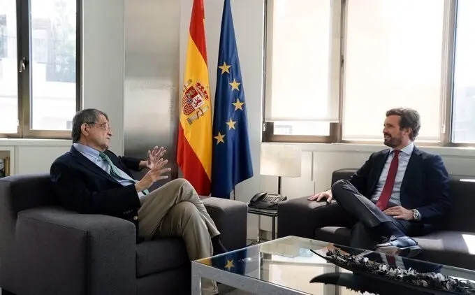 El l&iacute;der del PP, Pablo Casado, se re&uacute;ne con el escritor nicarag&uuml;ense Sergio Ram&iacute;rez