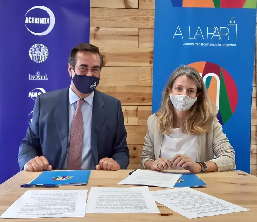 El Consejero Delegado de Acerinox, Bernardo Vel&aacute;zquez, y la presidenta de Fundaci&oacute;n A LA PAR, Almudena Martorell, firmado el acuerdo colaborativo entre entidades