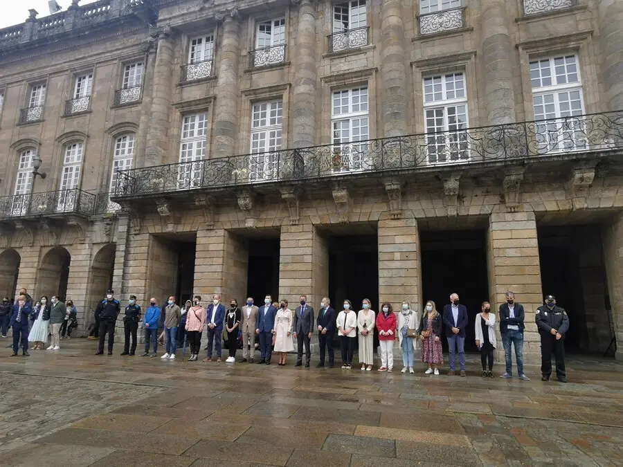 Concentraci&oacute;n y minuto de silencio ante el Pazo de Raxoi de Santiago convocado por el crimen machista de A Coru&ntilde;a. Asisten la vicepresidenta segunda del Gobierno, Yolanda D&iacute;az, y el presidente de la Xunta, Alberto N&uacute;&ntilde;ez Feij&oacute;o.