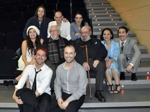 Archivo -  Alfonso Sastre, con parte del elenco de una de sus &uacute;ltimas obras