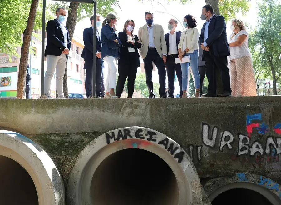 La vicepresidenta y ministra para la Transici&oacute;n Ecol&oacute;gica y el Reto Demogr&aacute;fico, Teresa Ribera, visita el barrio de Azucaica en Toledo, junto a la alcaldesa Milagros Tol&oacute;n, una zona afectada por las tormentas