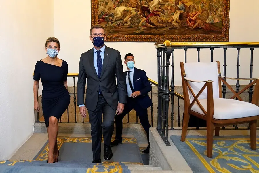 El presidente de la Xunta, Alberto N&uacute;&ntilde;ez Feij&oacute;o, y la vicepresidenta segunda del Gobierno y ministra de Trabajo, Yolanda D&iacute;az, a su llegada una reuni&oacute;n entre ambos, a 17 de septiembre de 2021, en Santiago de Compostela.
