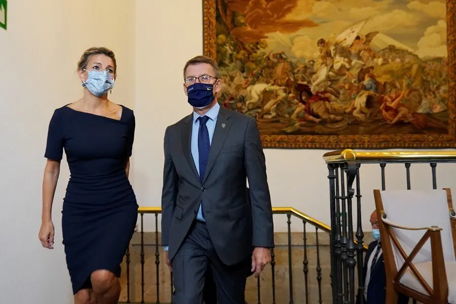 El presidente de la Xunta, Alberto N&uacute;&ntilde;ez Feij&oacute;o, y la vicepresidenta segunda del Gobierno y ministra de Trabajo, Yolanda D&iacute;az, a su llegada una reuni&oacute;n entre ambos, a 17 de septiembre de 2021, en Santiago de Compostela.