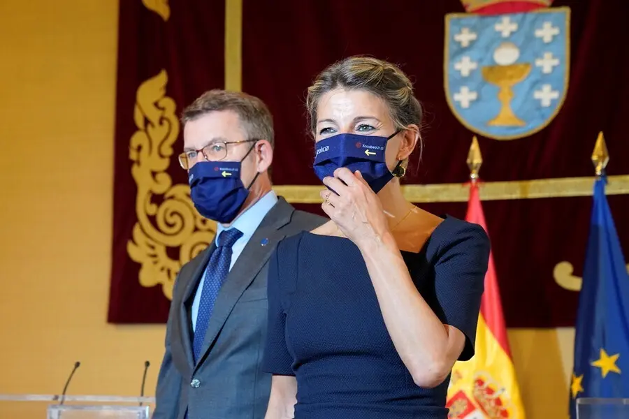 El presidente de la Xunta, Alberto N&uacute;&ntilde;ez Feij&oacute;o, y la vicepresidenta segunda del Gobierno y ministra de Trabajo, Yolanda D&iacute;az, responde a los medios tras una reuni&oacute;n entre ambos, a 17 de septiembre de 2021, en Santiago de Compostela.