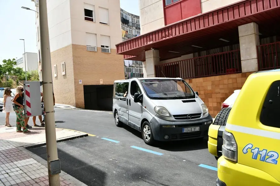 Archivo - Imagen de archivo del pasado agosto, cuando una furgoneta con menores marroqu&iacute;es se sit&uacute;a a las puertas del juzgado tras presentar una denuncia solicitando habeas corpus minutos antes de ser repatriados a su pa&iacute;s de origen