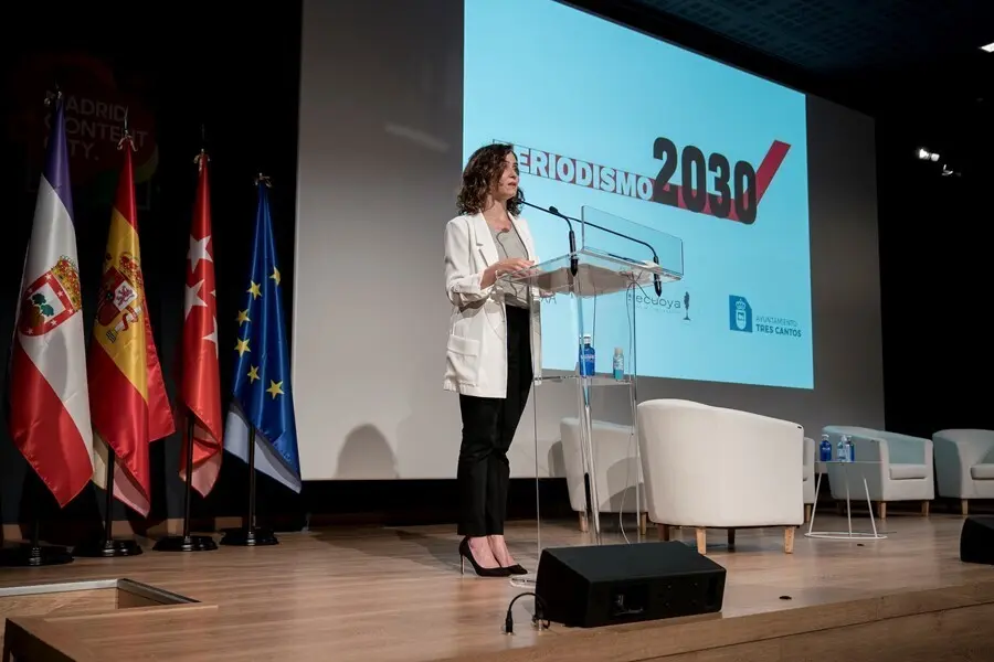 La presidenta de la Comunidad de Madrid, Isabel D&iacute;az Ayuso, interviene en la inauguraci&oacute;n de la Jornada Nuevo-Nuevo Periodismo, a 17 de septiembre de 2021, en Tres Cantos, Madrid, (Espa&ntilde;a). Organizada por el Foro Periodismo 2030