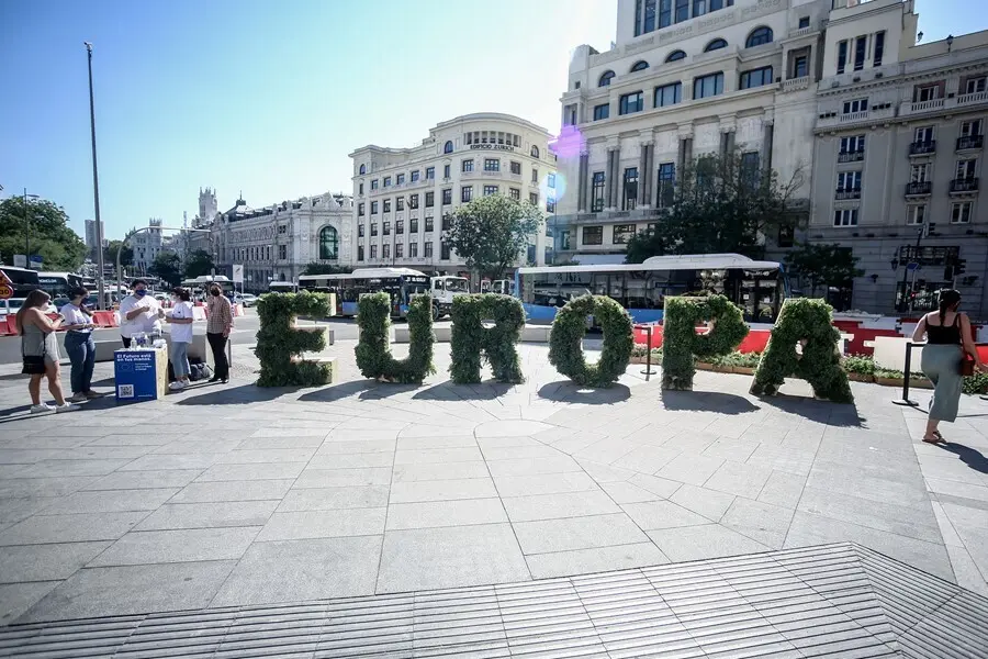 Letras gigantes &ldquo;Europa&rdquo; en los pies del edificio Metr&oacute;poli de Gran V&iacute;a, a 17 de septiembre de 2021, en Madrid, (Espa&ntilde;a)