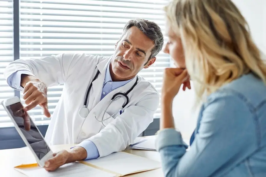 Archivo - Consulta M&eacute;dico. M&eacute;dico con una paciente.