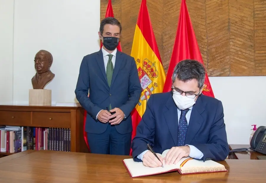 El alcalde de Alcal&aacute;, Javier Rodr&iacute;guez Palacios ha recibido al ministro de la Presidencia, Memoria Democr&aacute;tica y Relaciones con las Cortes, F&eacute;lix Bola&ntilde;os en su visita institucional a Alcal&aacute; de Henares