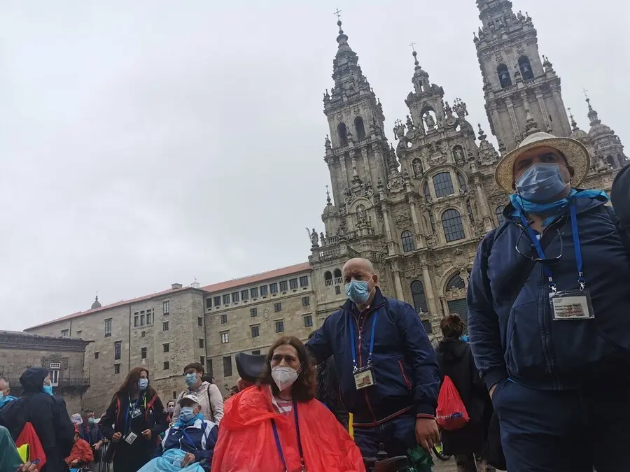 Participantes en el recorrido del &uacute;ltimo tramo del Camino de Santiago convocado por la Federaci&oacute;n Galega de Dano Cerebral (Fegadace).