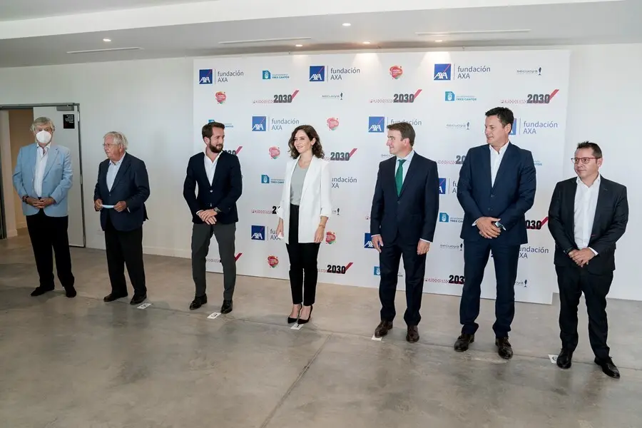 (3I-D) El presidente ejecutivo del grupo Secuoya, Ra&uacute;l Berdon&eacute;s Montoya; la presidenta de la Comunidad de Madrid, Isabel D&iacute;az Ayuso; y el alcalde de Tres Cantos, Jes&uacute;s Moreno, a su llegada a a la inauguraci&oacute;n de la Jornada Nuevo-Nuevo Periodismo, a 17 de 