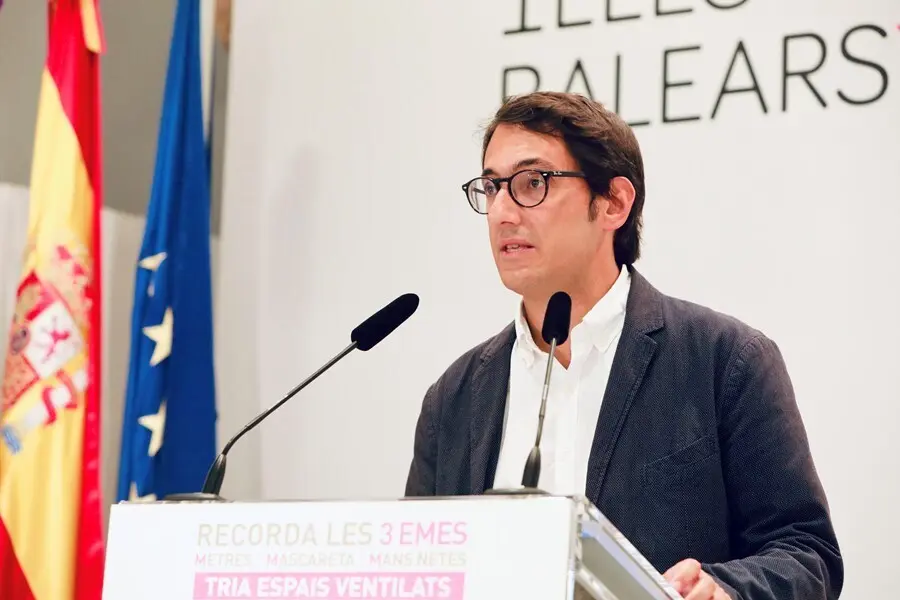 Archivo - El portavoz del Govern y conseller de Modelo Econ&oacute;mico, Turismo y Trabajo, Iago Negueruela, en una rueda de prensa.