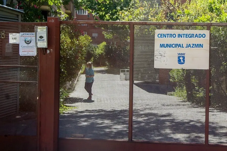 Archivo - Una mujer camina en el interior del recinto de una residencia de ancianos.