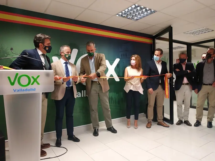 Javier Ortega Smith, duante la inauguraci&oacute;n de la sede de VOX en Valladolid.