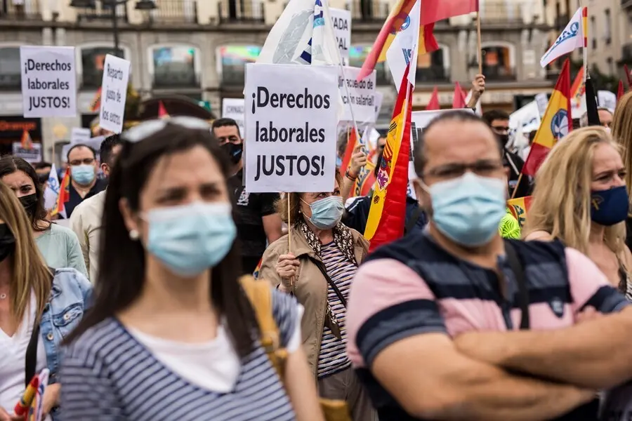 Archivo - Varias decenas de personas participan en una concentraci&oacute;n de la Asociaci&oacute;n Unificada de Guardias Civiles (AUGC).