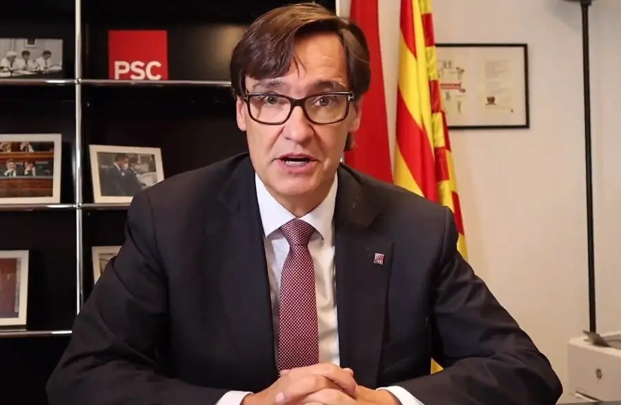 El l&iacute;der del PSC en el Parlament, Salvador Illa, en su intervenci&oacute;n durante la clausura de la Escola Feminista.