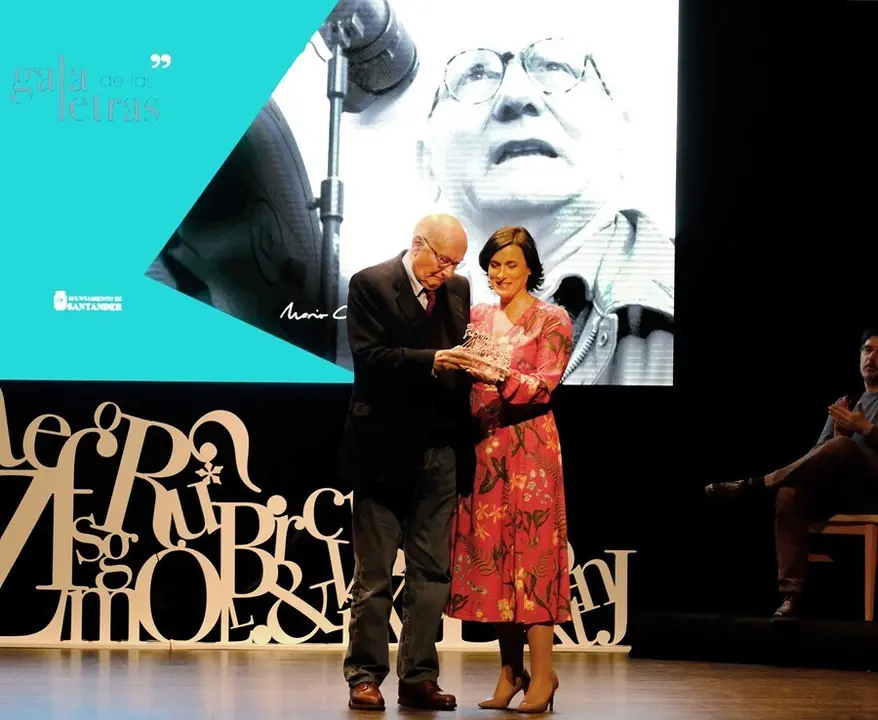 Archivo - La alcaldesa de Santander, Gema Igual, entrega hace a&ntilde;os un premio al cineasta Mario Camus en la Gala de las  Letras de la ciudad
