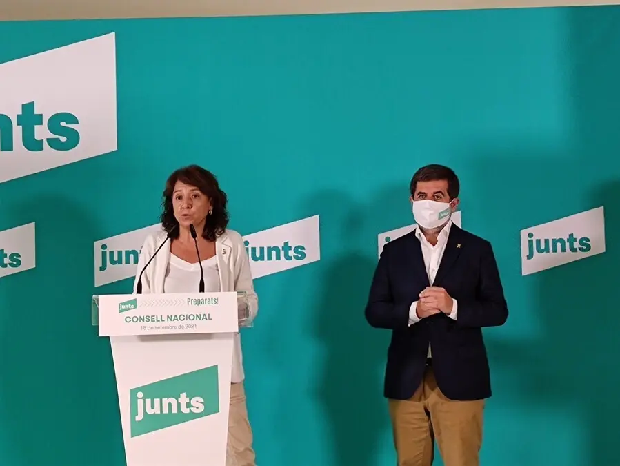 La presidenta del Consell Nacional de Junts, Anna Erra, y el secretario general de Junts, Jordi S&agrave;nchez