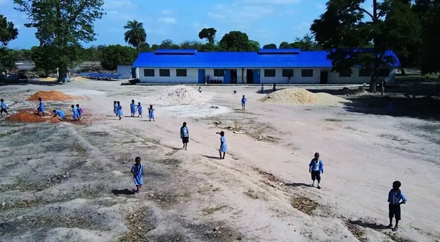 Ni&ntilde;os jugando en los aleda&ntilde;os del colegio de Basori (Gambia), construido por PLAYING, la ONG del deporte