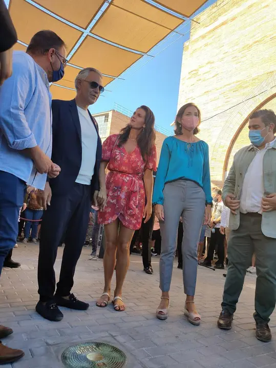 Andrea Bocelli, junto al alcalde de M&eacute;rida, Antonio Rodr&iacute;guez Osuna, y la ministra de Industria, Comercio y Turismo, Reyes Maroto, junto a su placa en la Viam Musicorum.