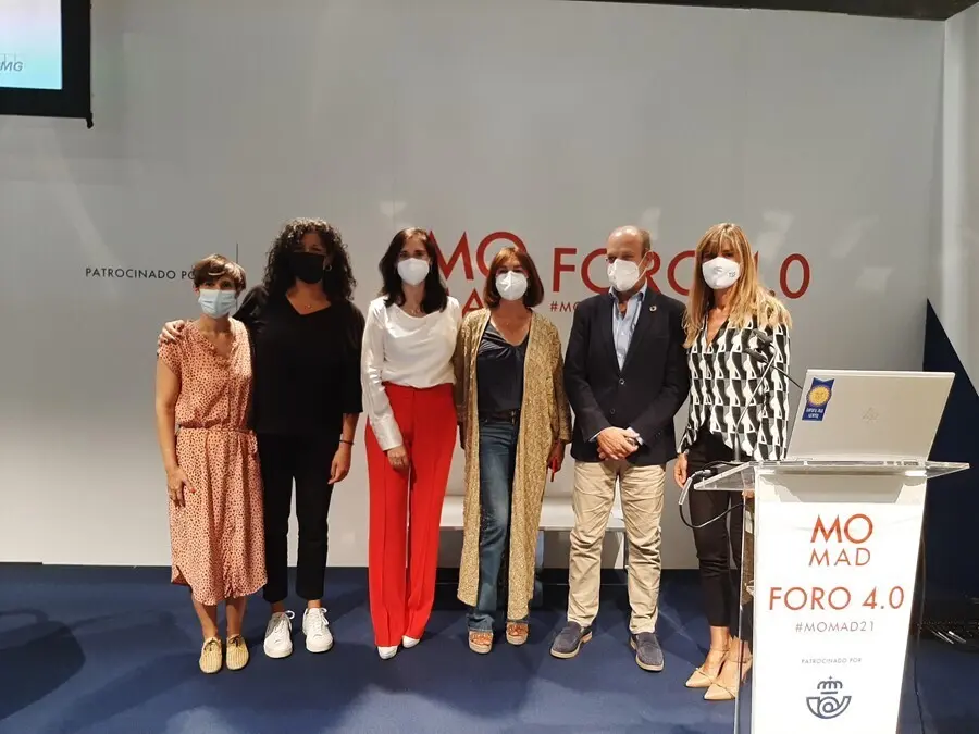 Participantes en la mesa redonda sobre transformaci&oacute;n social en el sector textil, en el marco del MOMAD