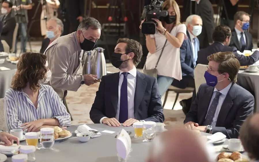 La presidenta de la Comunidad de Madrid, Isabel D&iacute;az Ayuso; el presidente del Partido Popular, Pablo Casado, y el alcalde de Madrid, Jos&eacute; Luis Mart&iacute;nez-Almeida.